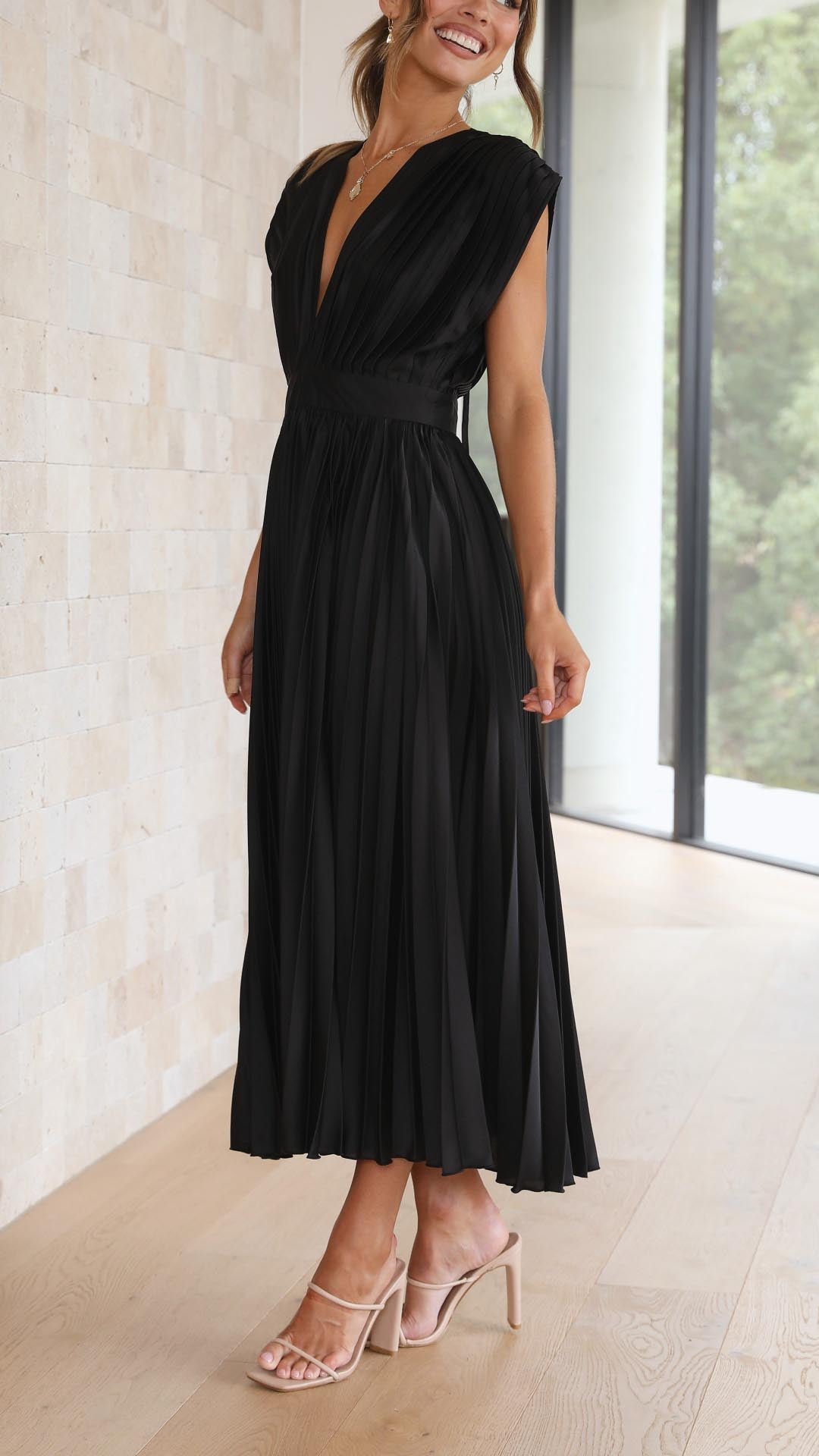 Maria™ | Elegant Pleated Maxi Dress